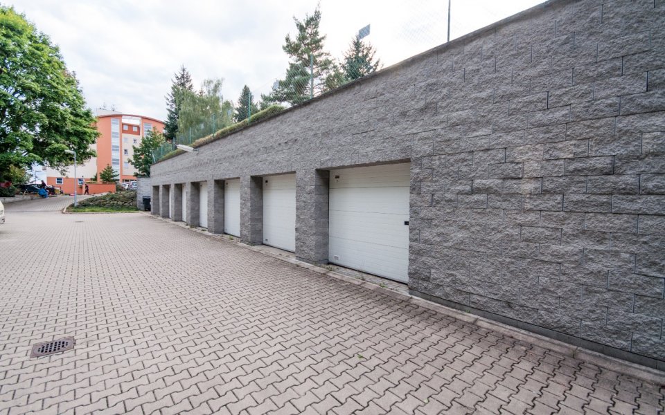 Pronájem garáže 18 m², umístěné v oploceném areálu
