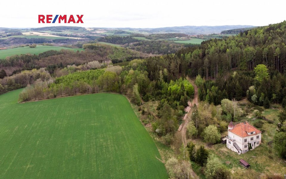 Prodej vily s pozemky o rozloze 3.950 m²