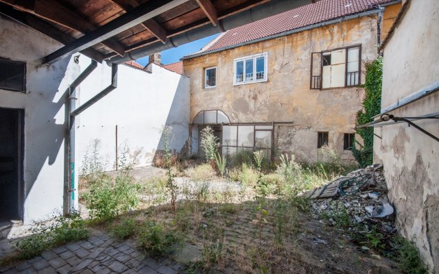 Dvůr s pohledem na dům